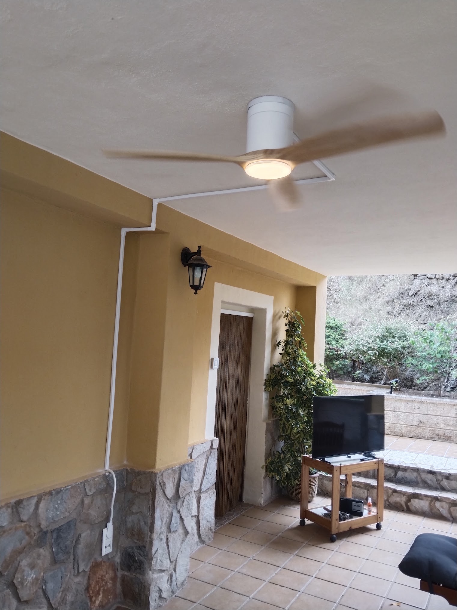 Instalación de ventilador de techo con luz realizada por Multihogar Pro
