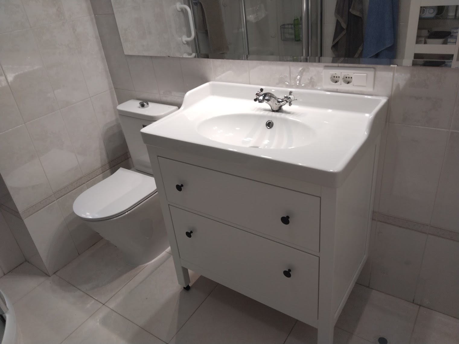 Instalación de lavabo, grifería e inodoro realizada por Multihogar Pro