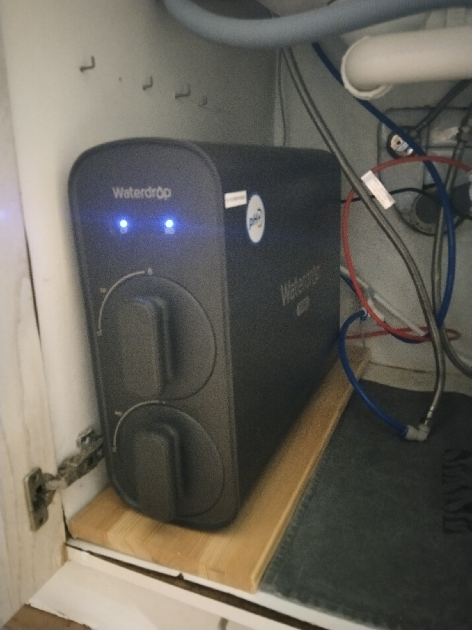 Equipo de ósmosis Waterdrop instalado bajo fregadero