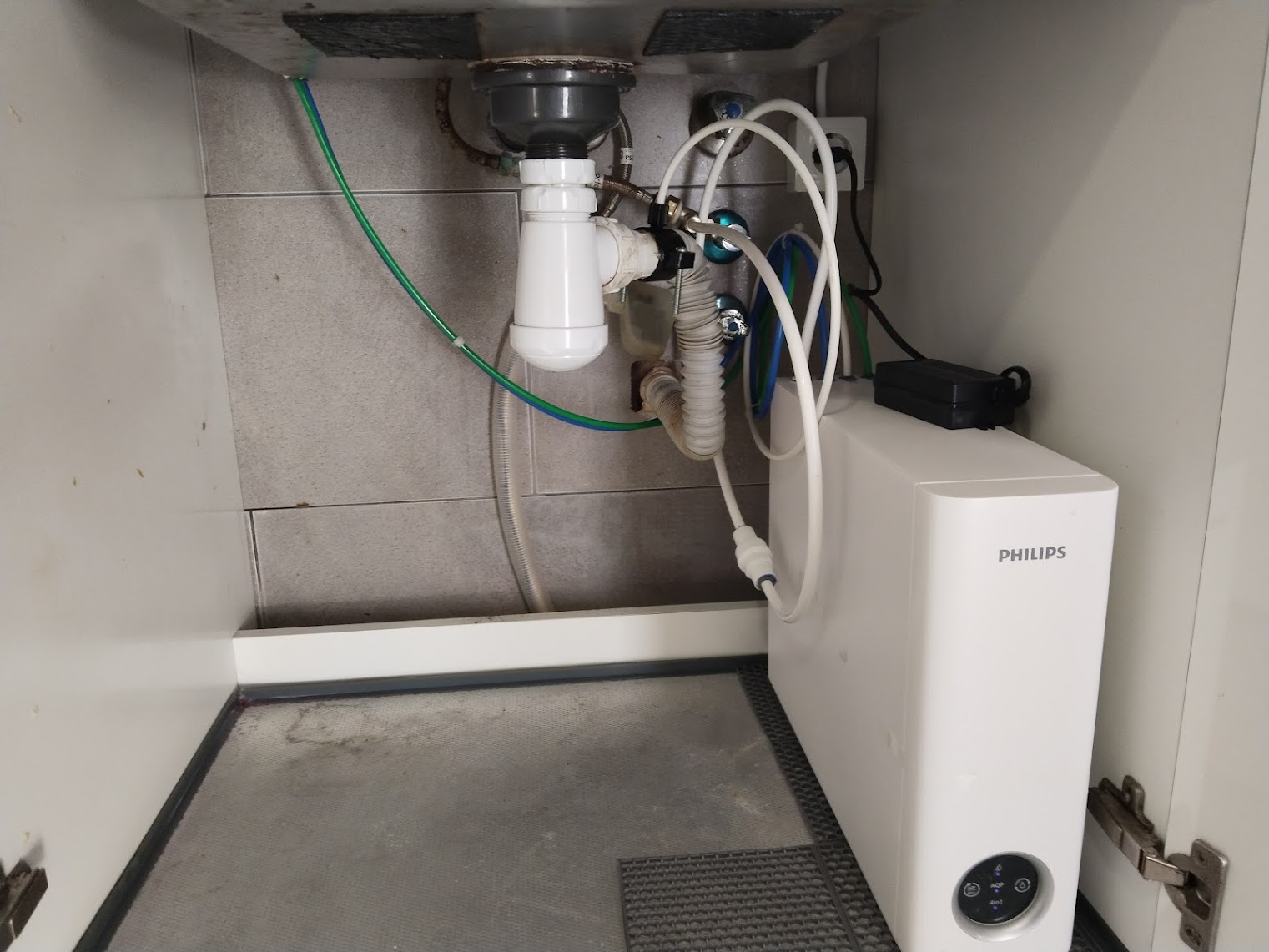 Instalación terminada de ósmosis Philips bajo fregadero