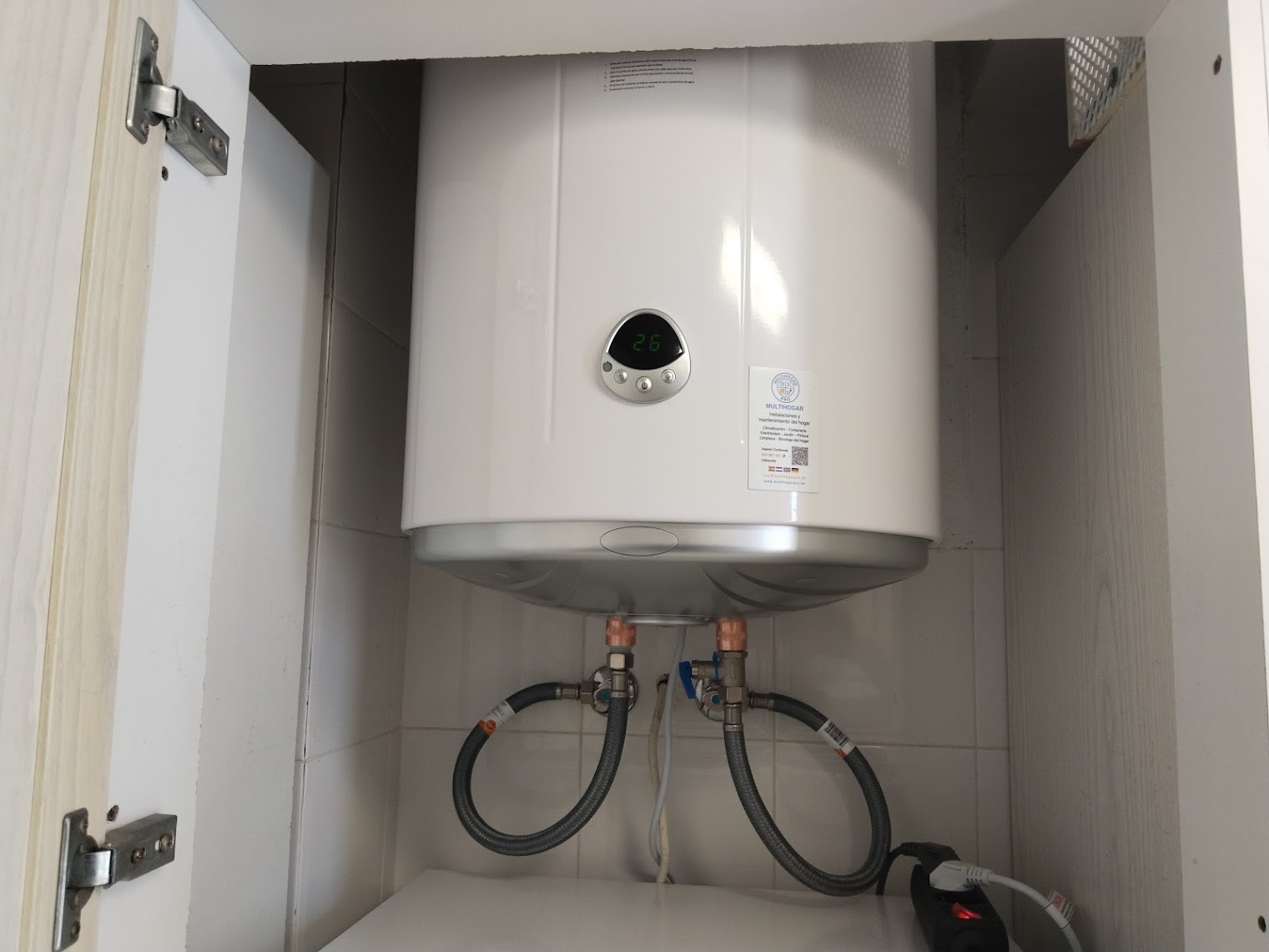 Termo eléctrico instalado en armario técnico