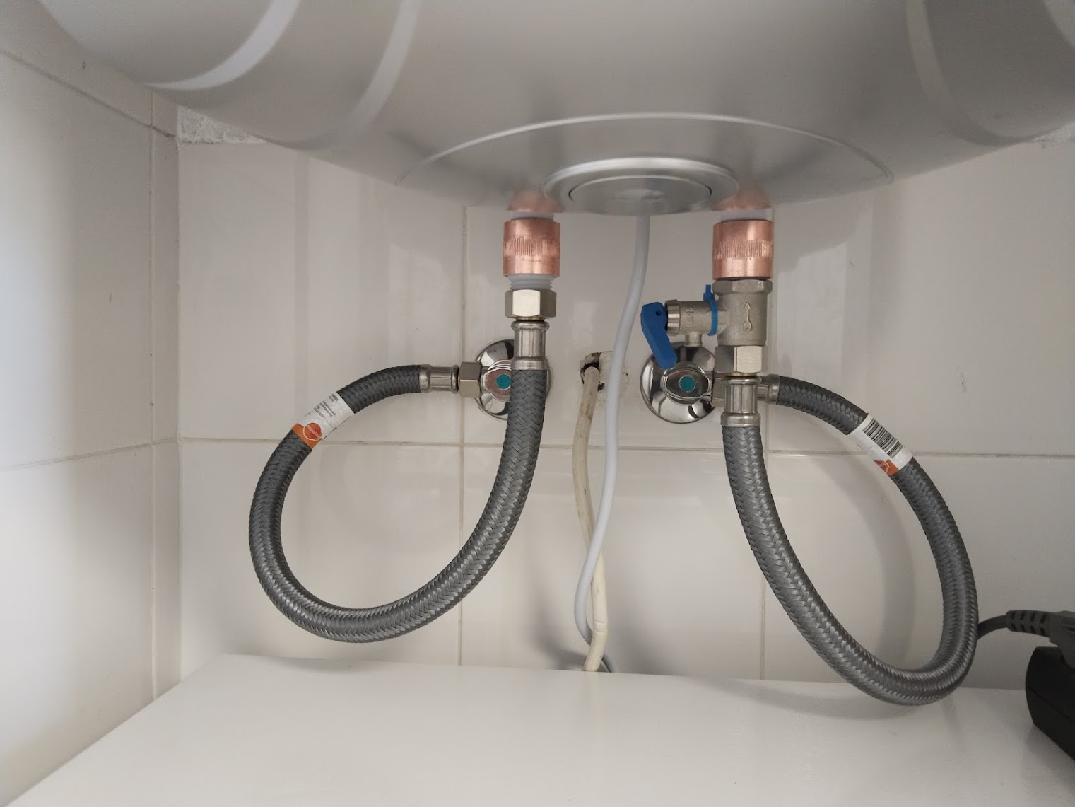 Detalle de conexiones de termo eléctrico