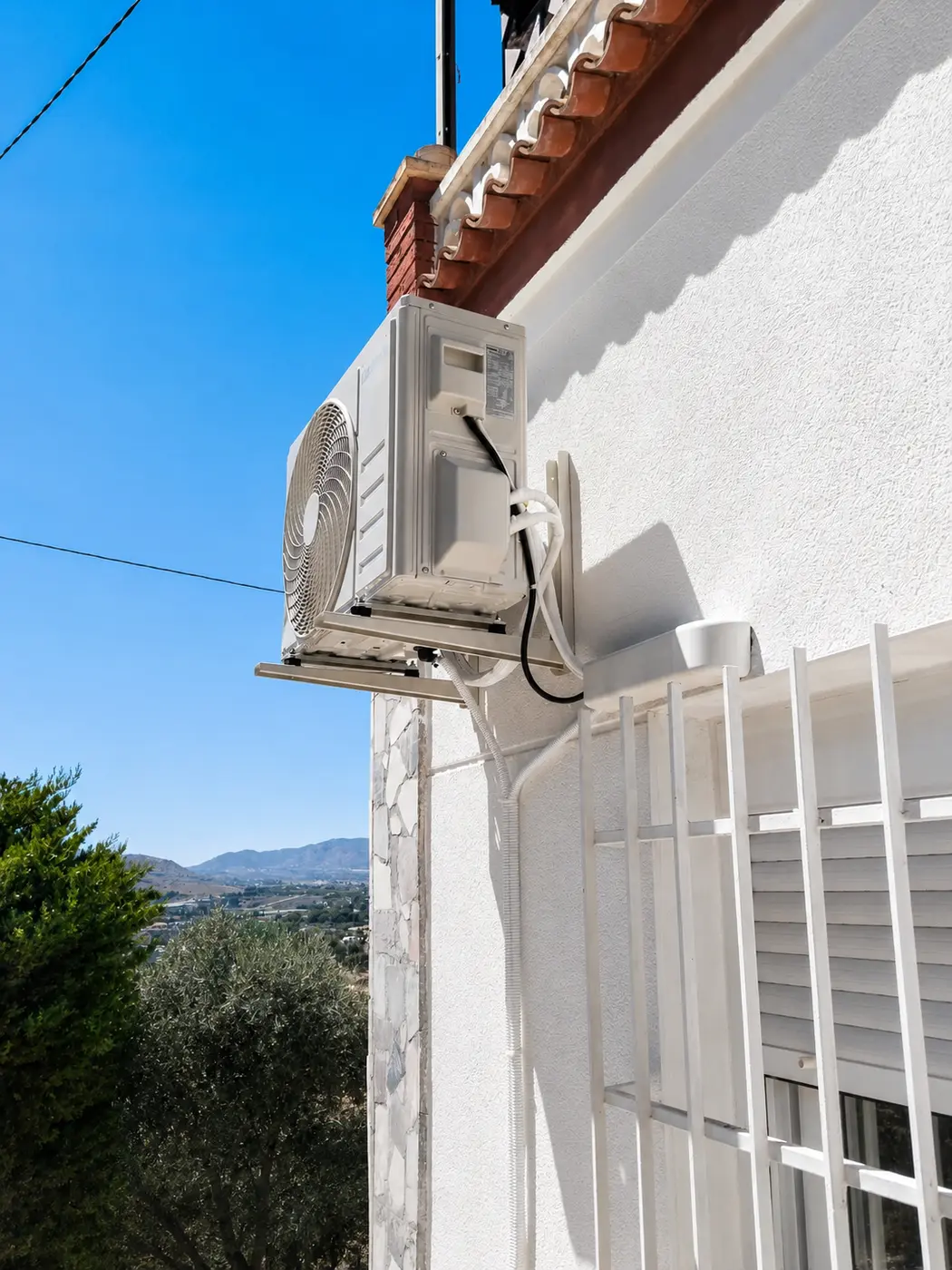 Instalación exterior de aire acondicionado en vivienda de Alicante