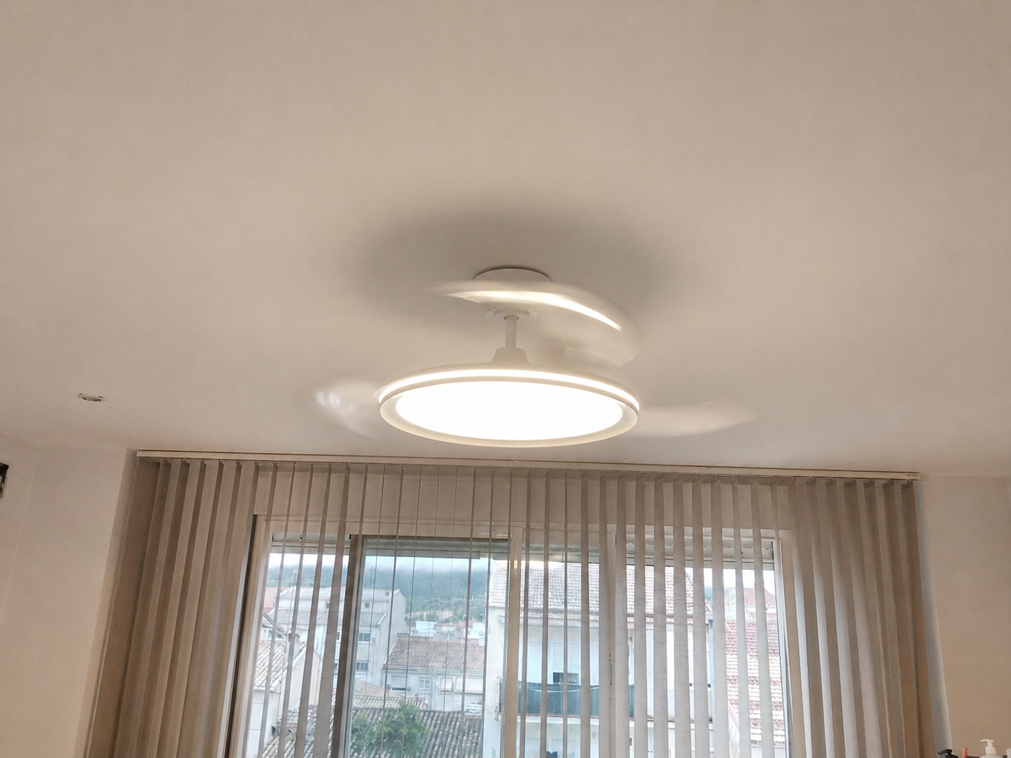 Ventilador de techo con luz y aspas retráctiles