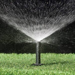 Difusor Rain Bird serie 1800 soltando agua sobre el césped